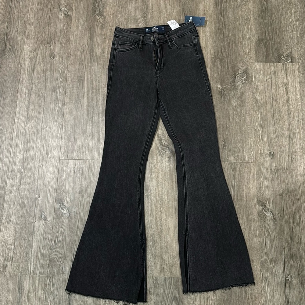 Hollister soft stretch High-Rise Flair jeans
- NWT
- black
- size 3R (w26 L31)